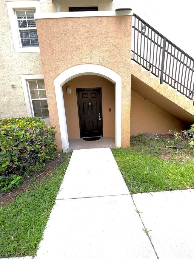 2163 Renaissance Blvd in Miramar, FL - Foto de edificio - Building Photo