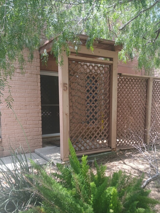 property at 5101 Middlecoff Cir