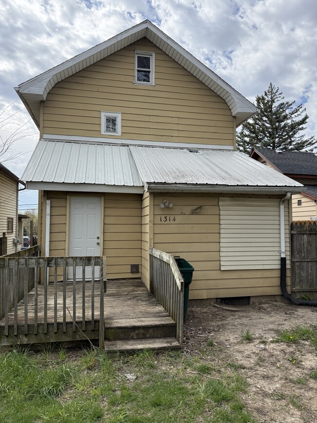 1561 Massachusetts Ave in Lansing, MI - Building Photo - Building Photo
