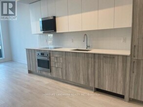 2485 Taunton Rd in Oakville, ON - Building Photo - Building Photo