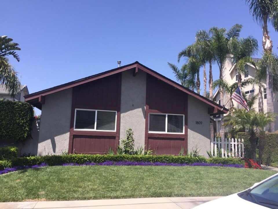 1809 Huntington St in Huntington Beach, CA - Building Photo