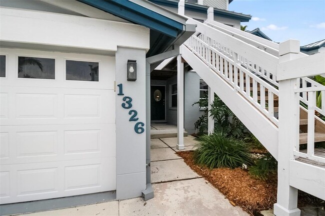 1326 Siesta Bayside Dr in Siesta Key, FL - Foto de edificio - Building Photo