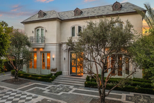 property at 718 N Rodeo Dr