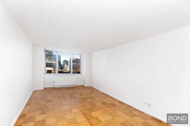 166 E 34th St in New York, NY - Building Photo - Building Photo