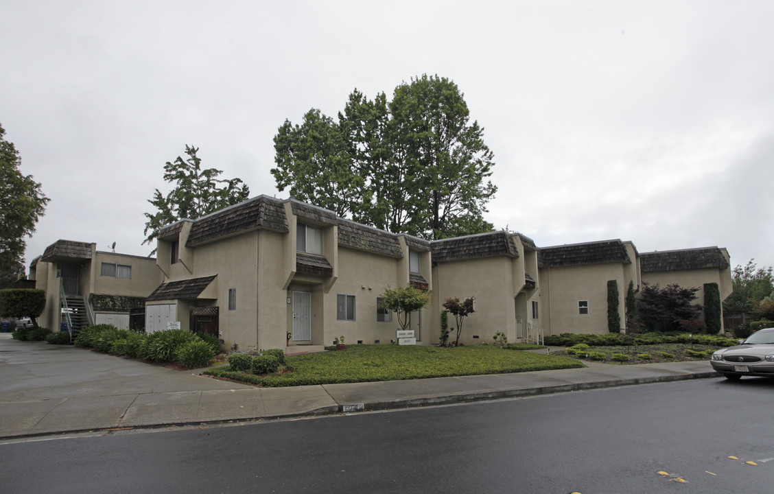 Garden Court in Castro Valley, CA - Building Photo