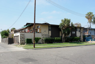 330 E Leatrice Ln in Anaheim, CA - Building Photo - Building Photo