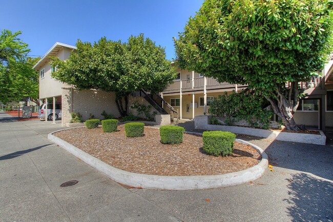 property at 807 W 9th St