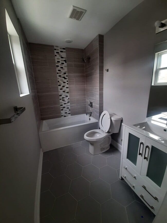 649 N 35th St in Philadelphia, PA - Foto de edificio - Building Photo