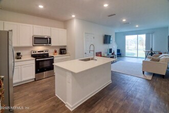 9909 Garrin Dr in Jacksonville, FL - Building Photo - Building Photo