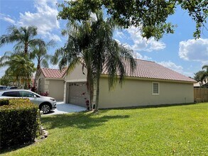 1972 Oak Berry Cir in Wellington, FL - Building Photo - Building Photo