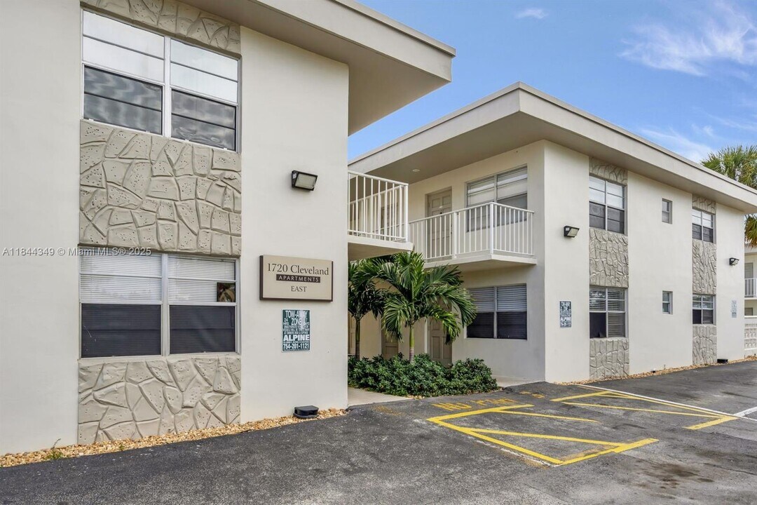 1720 Cleveland St in Hollywood, FL - Building Photo