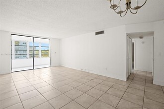 2850 Somerset Dr, Unit 209L in Lauderdale Lakes, FL - Building Photo - Building Photo