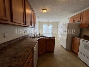 2028 Ivey Commons Rd in Fayetteville, NC - Foto de edificio - Building Photo