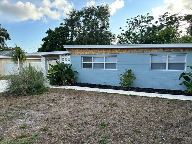 5224 100th Way N in St. Petersburg, FL - Building Photo - Building Photo