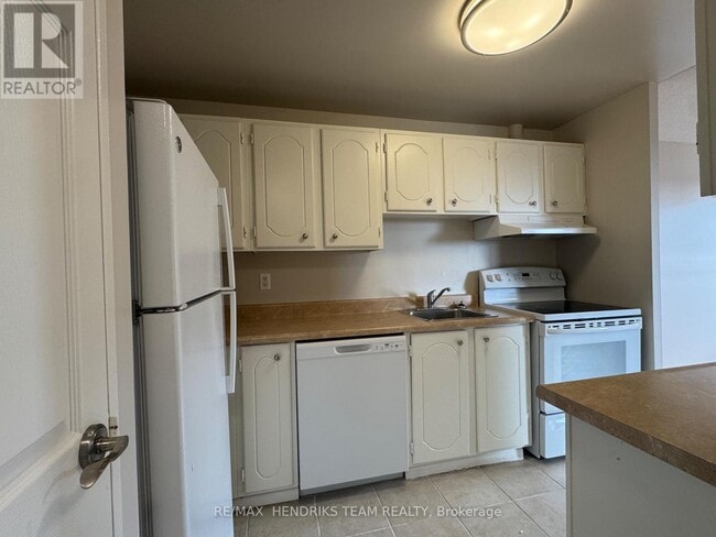 610 Lake St in St Catharines, ON - Building Photo - Building Photo