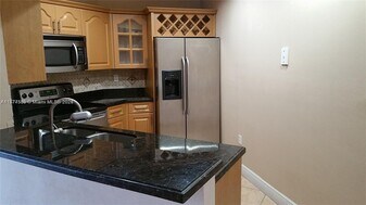 9725 Fontainebleau Blvd in Miami, FL - Building Photo