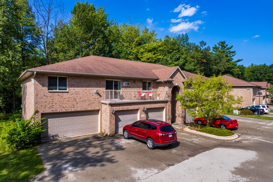 Snowshoe Estates in Suamico, WI - Building Photo