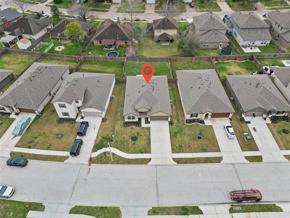 10929 33rd Ave N in Texas City, TX - Building Photo