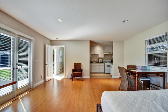 1368 Oakhurst Ave in Los Altos, CA - Building Photo - Building Photo