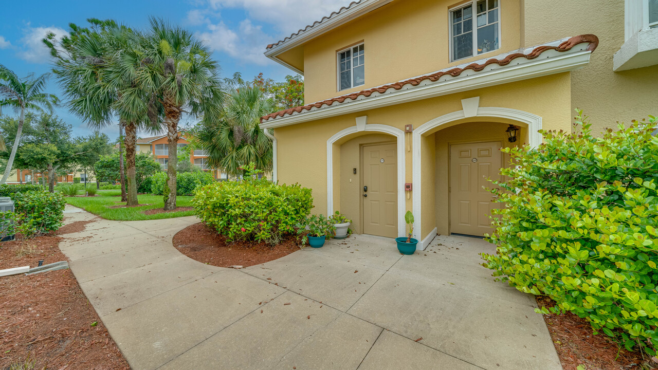 13110 Bella Casa Cir in Ft. Myers, FL - Building Photo