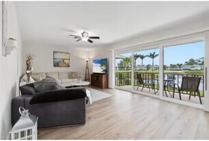 221 Palm Dr, Unit 2 in Naples, FL - Building Photo