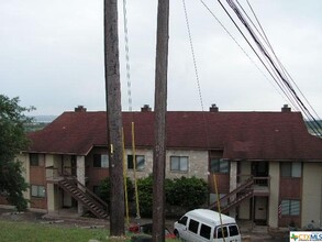 1226 Cougar Dr in Canyon Lake, TX - Foto de edificio - Building Photo