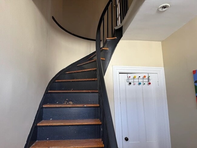 9 Charles St, Unit 2 in Newburyport, MA - Foto de edificio - Building Photo