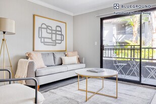 6333 Canoga Ave in Los Angeles, CA - Building Photo