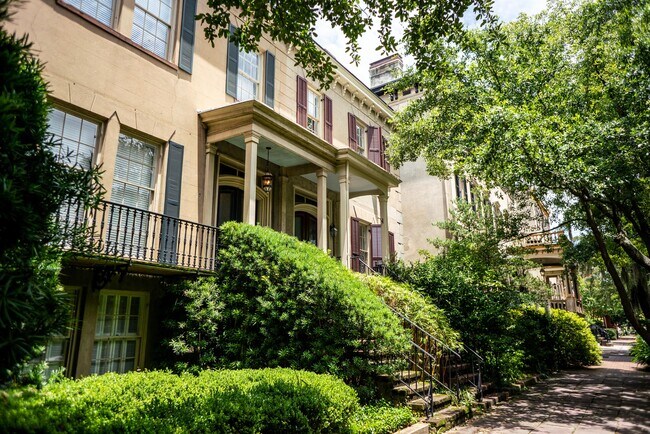 212 E Gaston St in Savannah, GA - Building Photo - Building Photo
