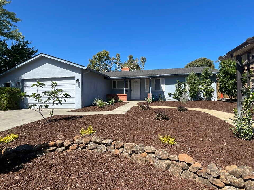 4524 Oxbow Dr in Sacramento, CA - Building Photo