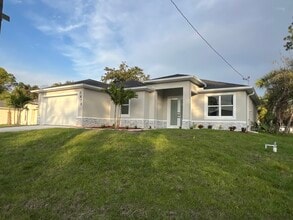 1470 Henning St in North Port, FL - Foto de edificio - Building Photo