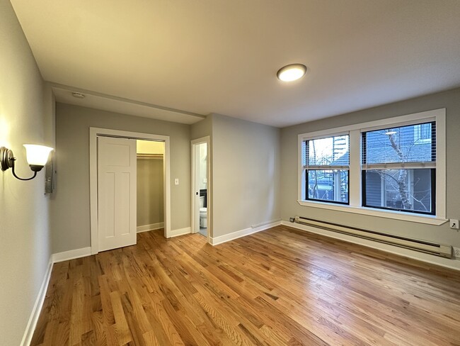 4550 N Paulina St, Unit J08P