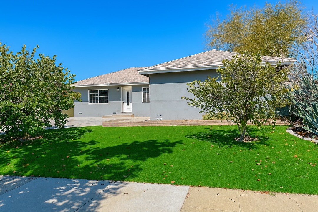 8853 Concord Ave in Riverside, CA - Foto de edificio