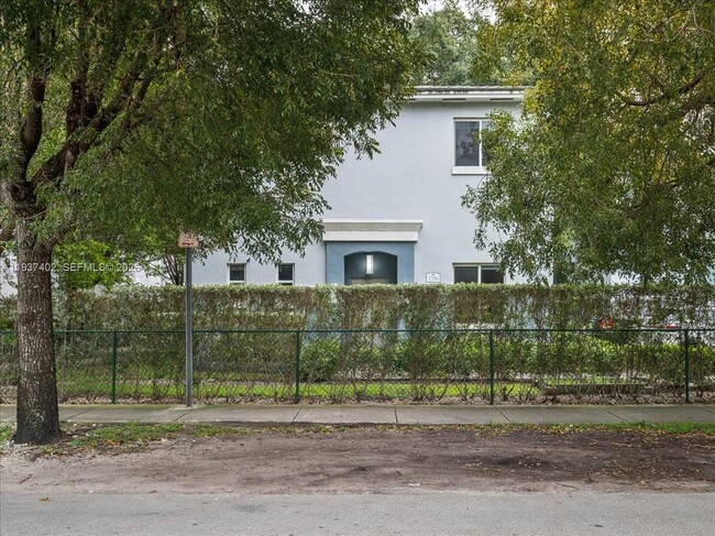 2730 SW 26th St in Miami, FL - Building Photo - Building Photo