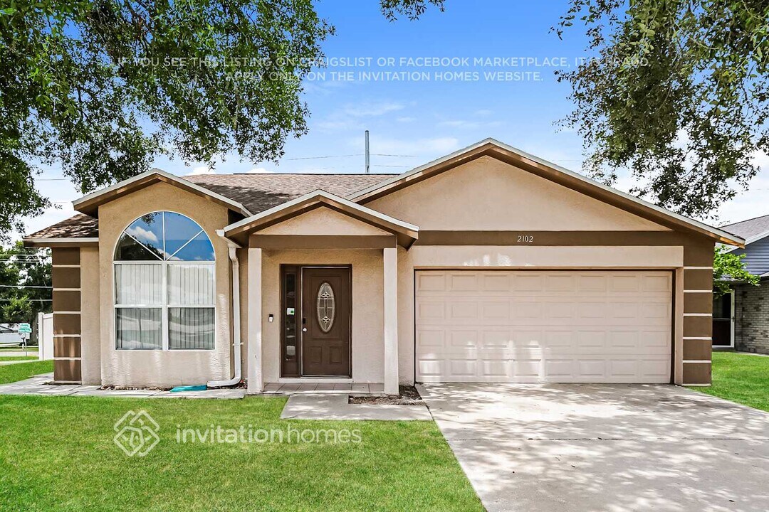2102 Ridgemore Dr in Valrico, FL - Building Photo