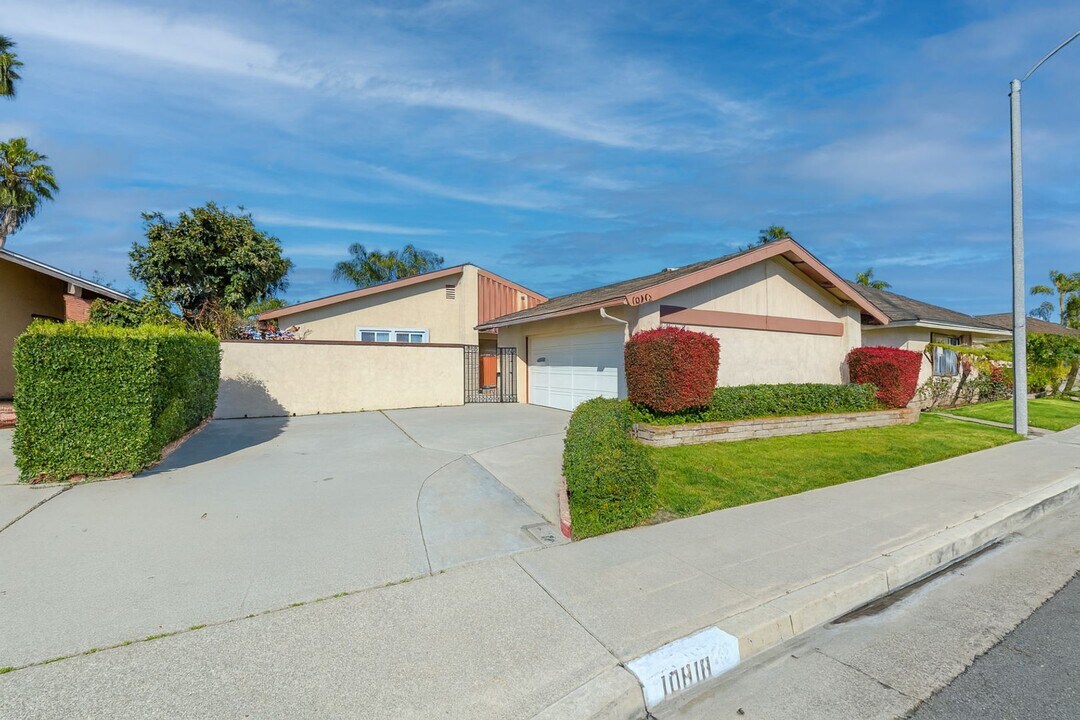 10818 La Fonda Cir in Fountain Valley, CA - Building Photo