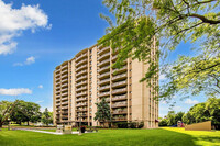 Royale Towers in Toronto, ON - Building Photo - Building Photo