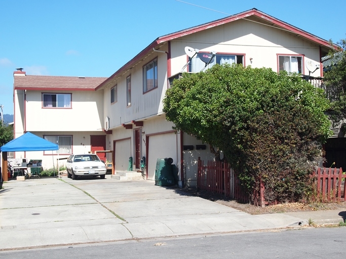 491-493 Pine Ave in Half Moon Bay, CA - Building Photo