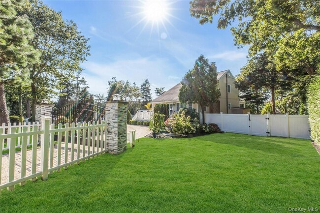 35 Grant Blvd in Hampton Bays, NY - Building Photo - Building Photo