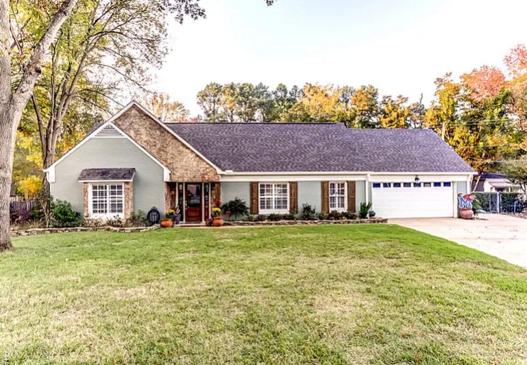 7076 Wickshire Cove W in Germantown, TN - Building Photo