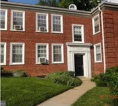 2824 31st St SE, Unit Naylor Gardens in Washington, DC - Building Photo