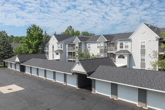 Churchill Place Apartments in Comstock Park, MI - Foto de edificio - Building Photo