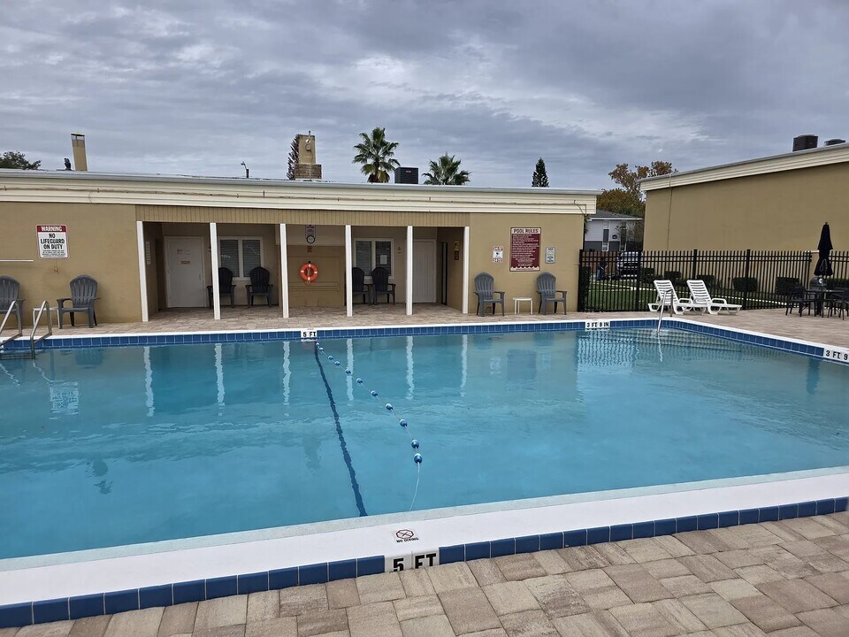 1000 Lake of the Woods Blvd in Fern Park, FL - Foto de edificio