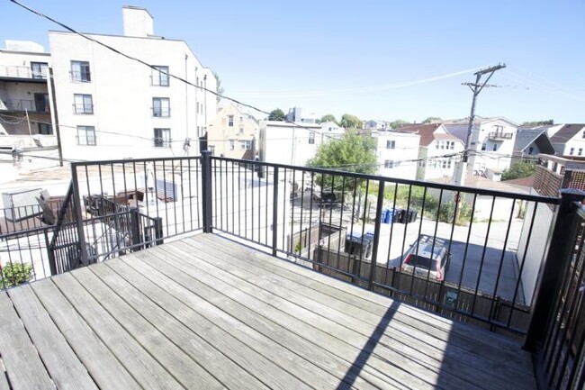 3023 N Oakley Ave, Unit J01P in Chicago, IL - Building Photo - Building Photo