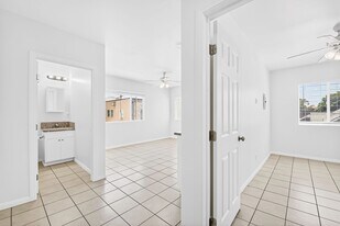 319 Hermosa Ave, Unit 14 in Long Beach, CA - Building Photo