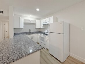 1016 E Walker St in League City, TX - Building Photo - Building Photo