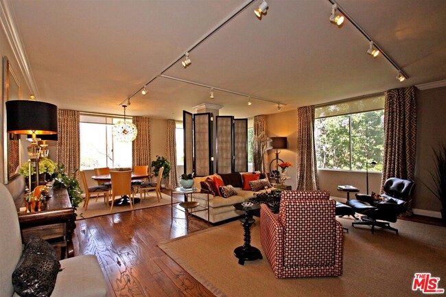 property at 412 N Palm Dr