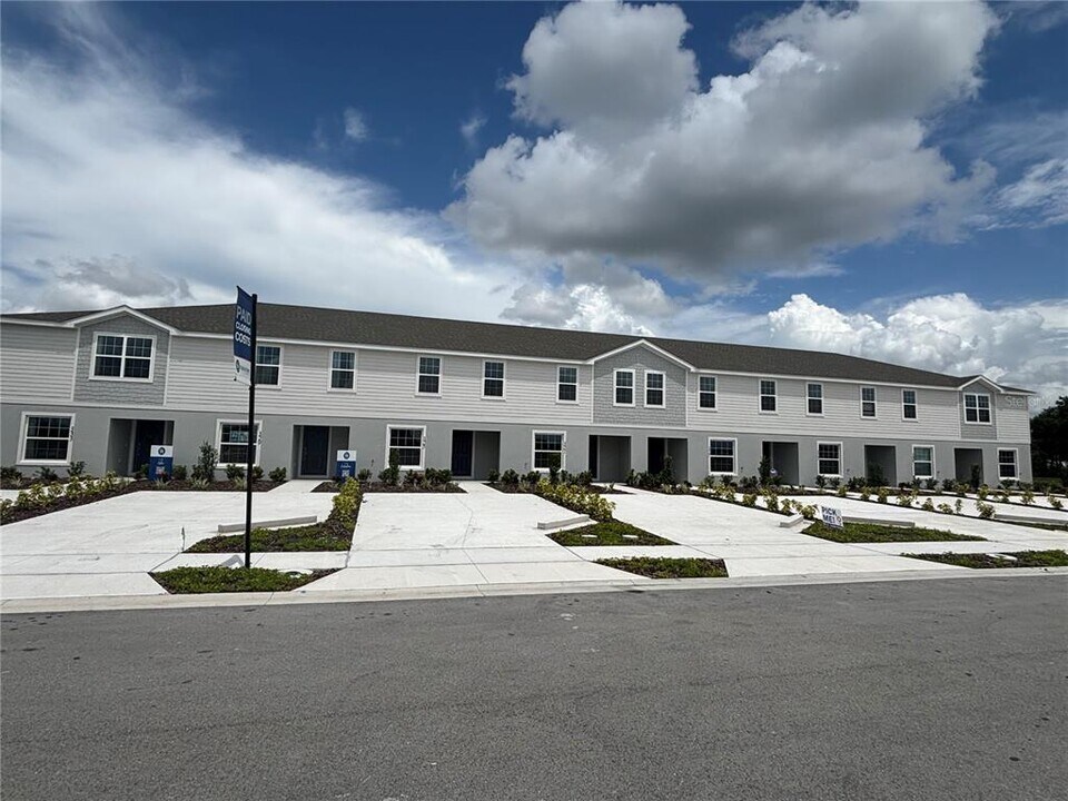 325 Wharf Wy in Winter Haven, FL - Building Photo