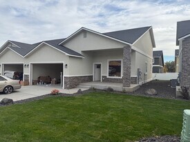 9000 Nafizah Way in Yakima, WA - Building Photo