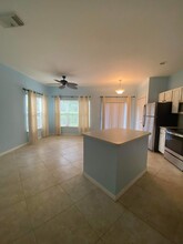 10041 Perfect Dr in Port St. Lucie, FL - Foto de edificio - Building Photo